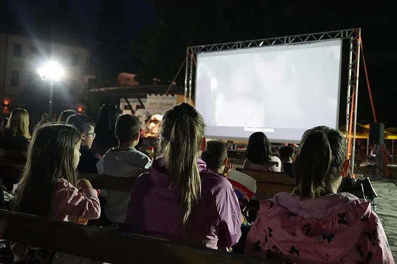 Ето коя община превърна площада си в кино под звездите