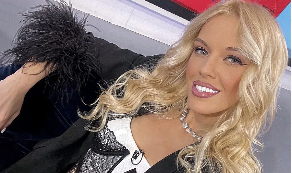 Скандал? Знакова синоптичка отиде с двама на море