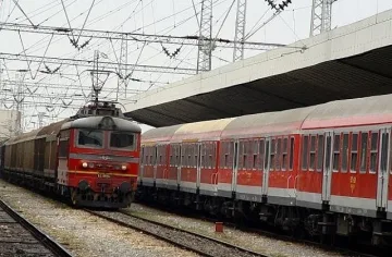 Шок! Локомотивът на бързия влак Варна - Пловдив се запали в движение