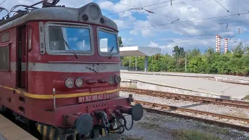 Страшно меле в Монтана! Влак блъсна автобус