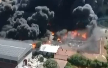 Фабрика в Средец продължава да гори. Пожарната с последни новини
