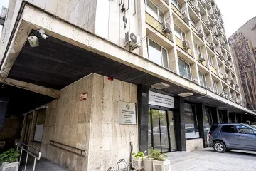Смъкват шефски заплати в държавни фирми, чиновници са в потрес