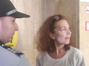 Майката, изхвърлила дете от кола, проговори. Каква е нейната версия