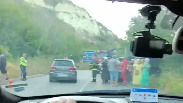 Страшно меле! Обърна се автобус с туристи