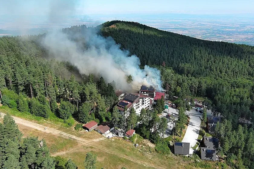 Край Пловдив е страшно! Евакуират деца от хотел заради пожар