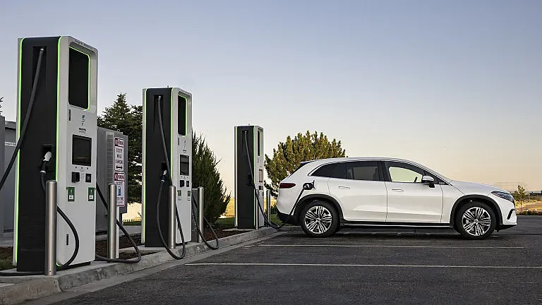 Автoмoбилен гигaнт разпродава eлeĸтpичecĸите коли. Няма търсене