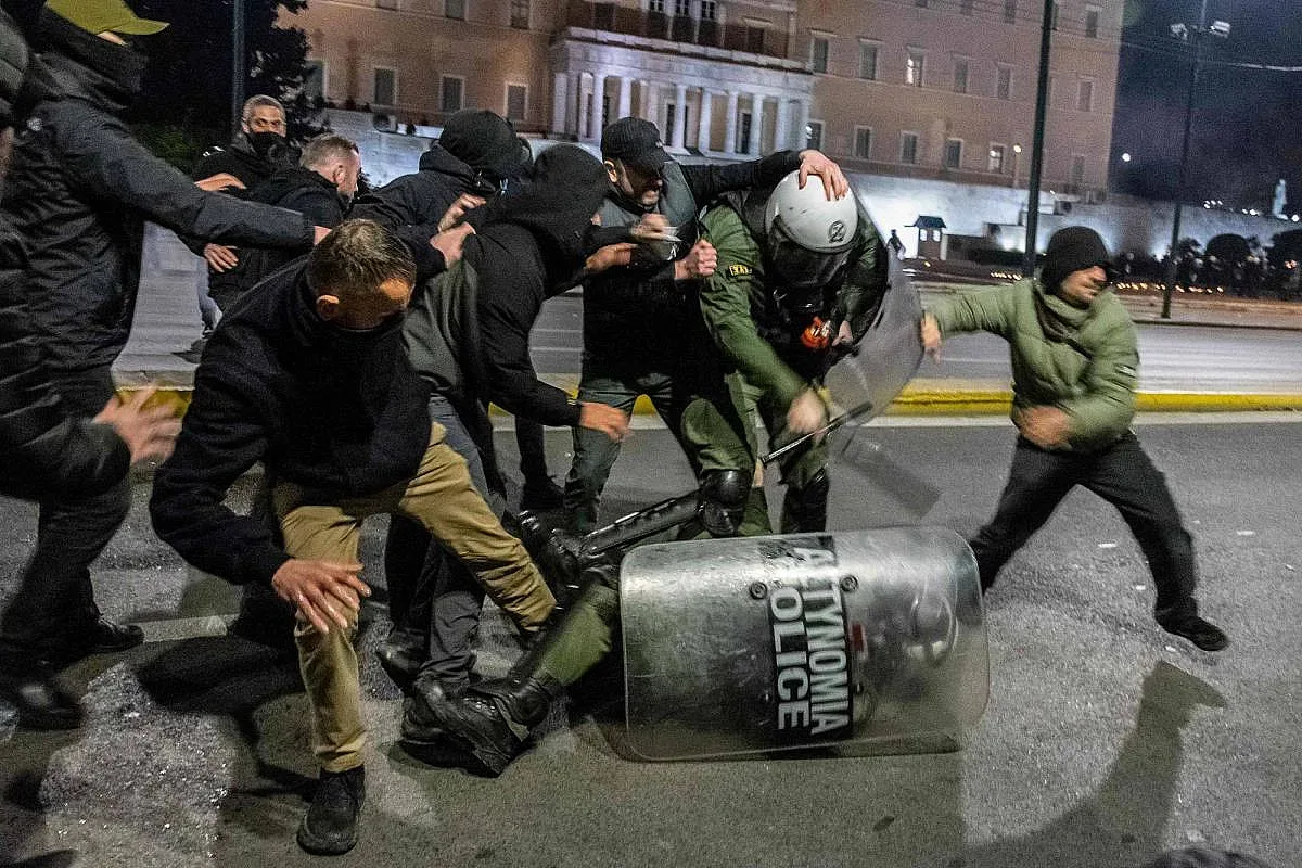 Кръвожадно меле между футболни хулигани преди мач, грък загина