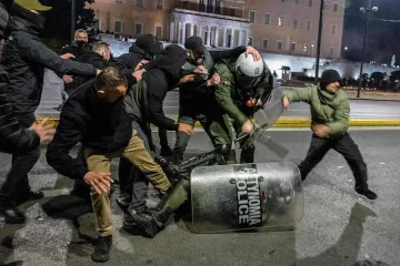 Кръвожадно меле между футболни хулигани преди мач, грък загина