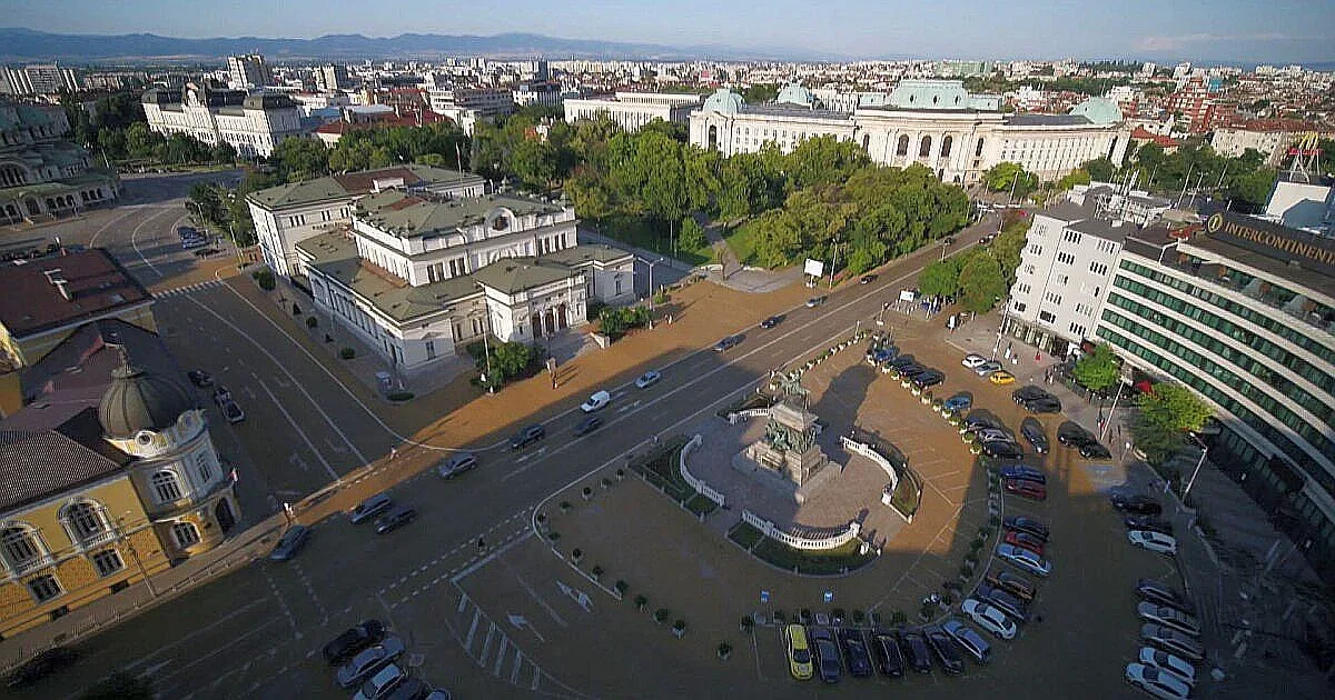 Протест посрещна депутатите, прекратили ваканцията си
