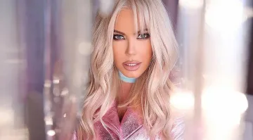 Ще я познаете ли? Тя е на 52 и слага тийнейджърките в малкия си джоб