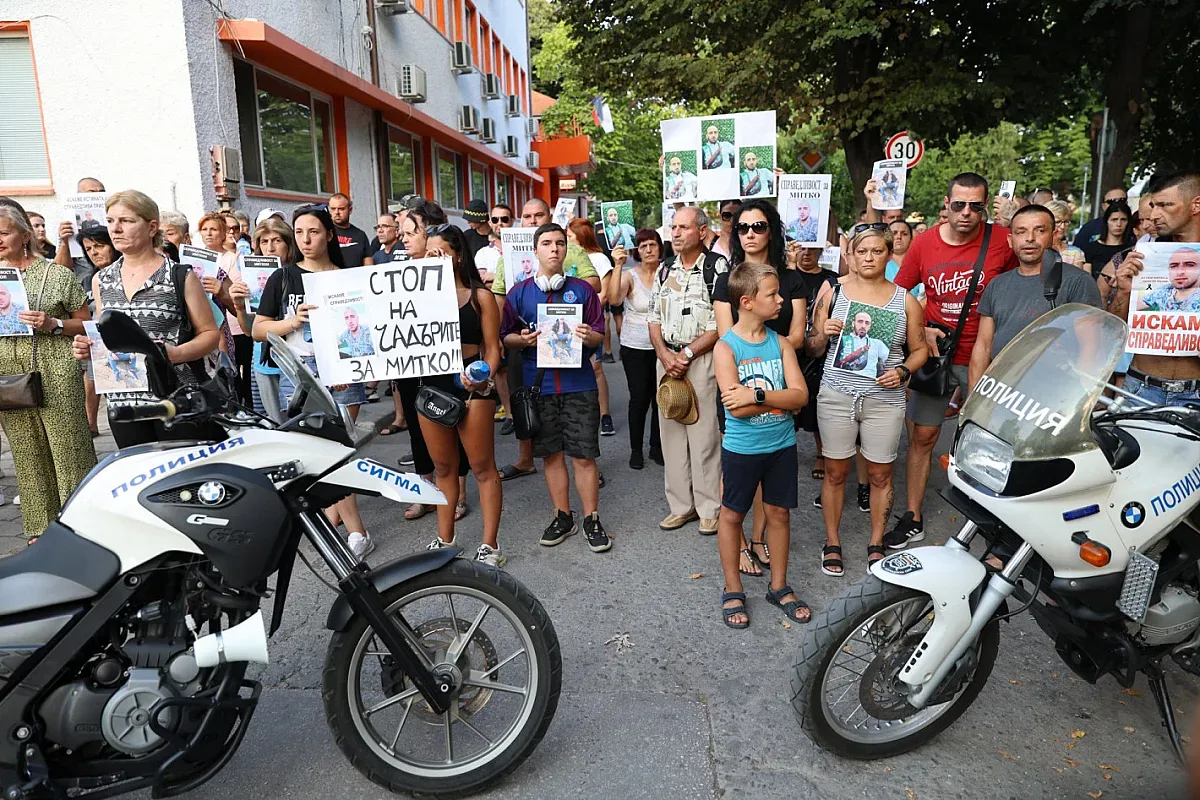 Погребение и протест. Напрежението в Цалапица остава