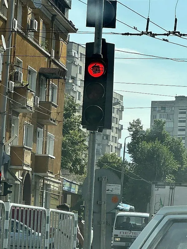 Неизвестен лепи стикери на светофарите в Сливен, издирват го