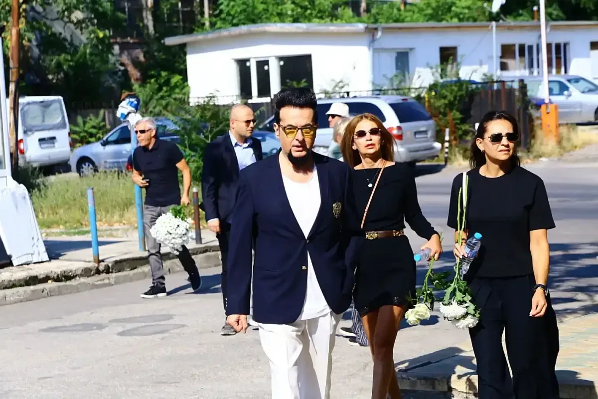 Изпратиха Тодор Славков. Сълзи и бели цветя (ГАЛЕРИЯ)