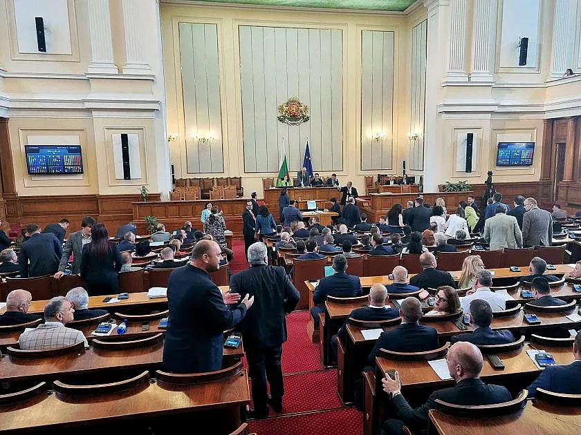 Връщат депутатите от отпуск, спешни заседания в парламента