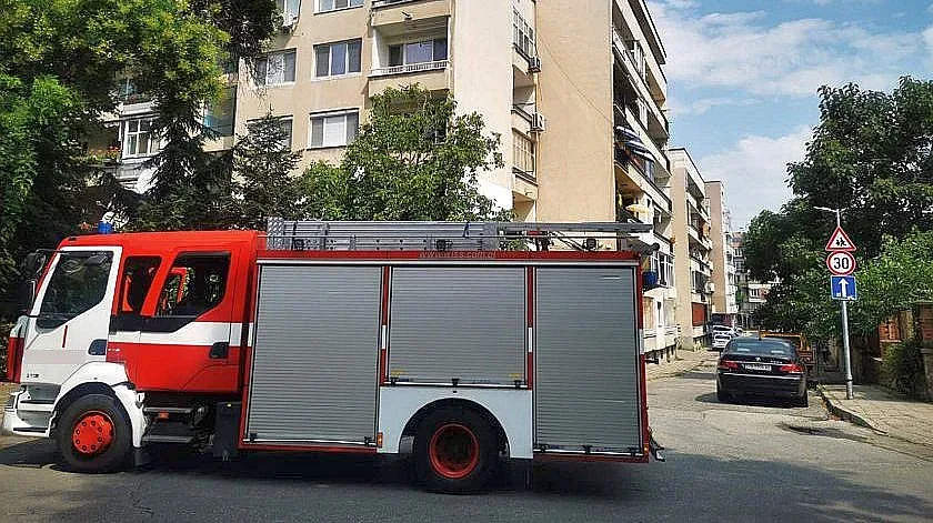Пожарните хвърчат. Един град обзет от черни пламъци