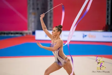 На крилете на любовта! Гимнастичка чака бебе