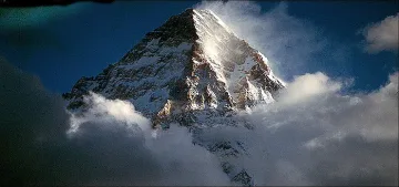 Сензационно! Българка покори втория най-висок връх на планетата