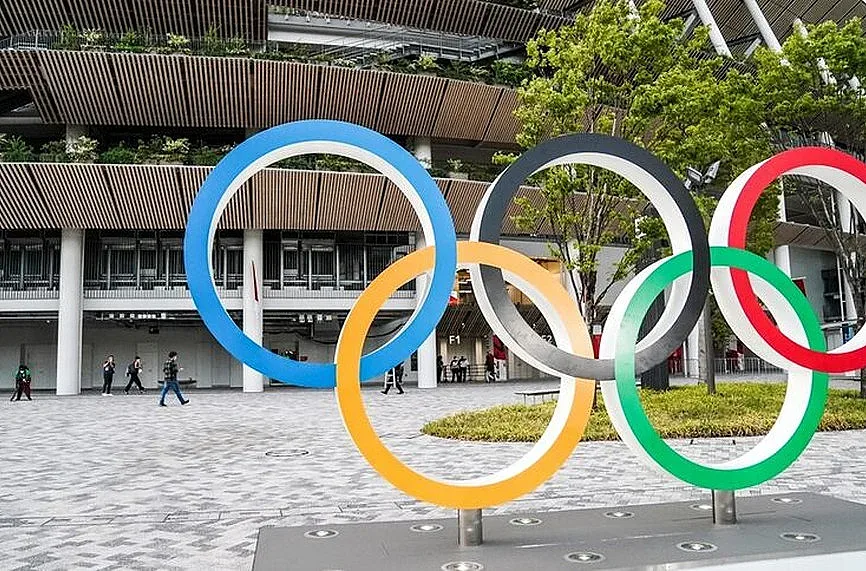 Преди закриването. Нещо се случва на Айфеловата кула