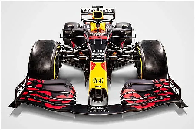 Пилот на “Ред Бул” буквално “счупи” наградата си