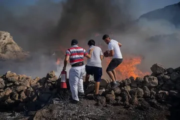 Огненият ад в Гърция раздели остров на две