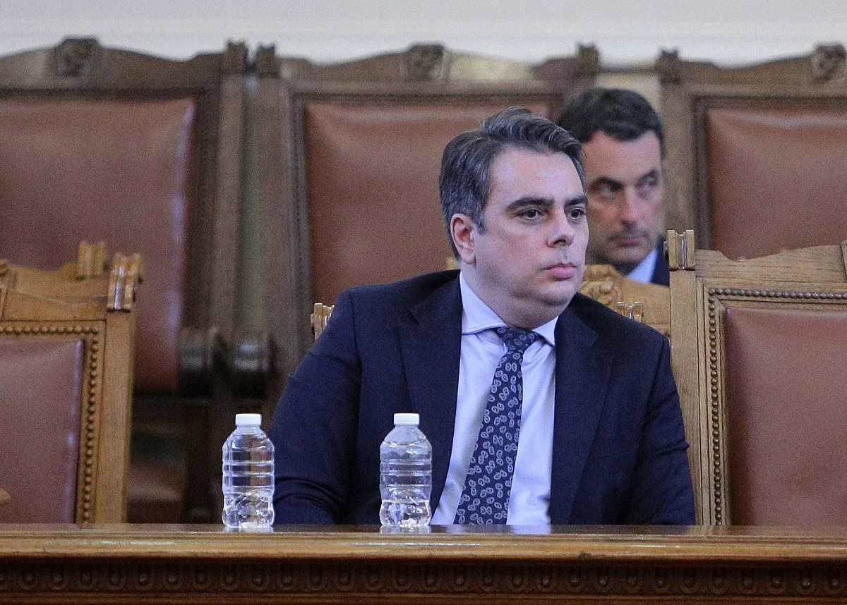 Гледат бюджета на Асен Василев в комисия, какви са промените