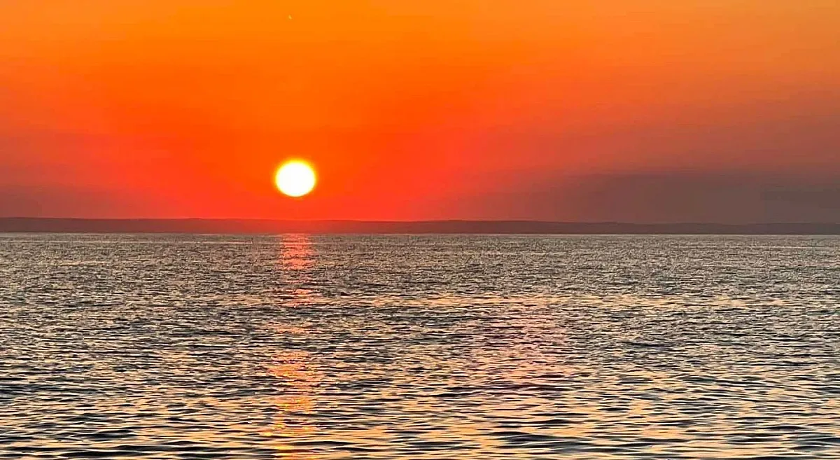 Слънчево и горещо, следобедът носи изненада в половин България