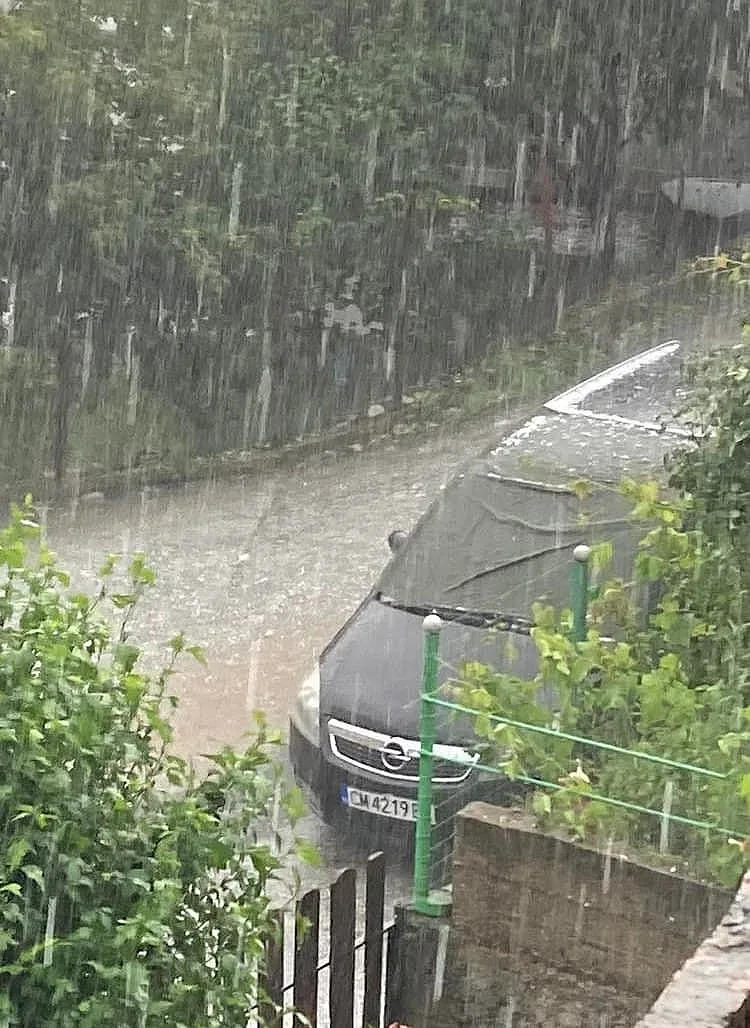 Жега ли? Леден ад помете част от страната