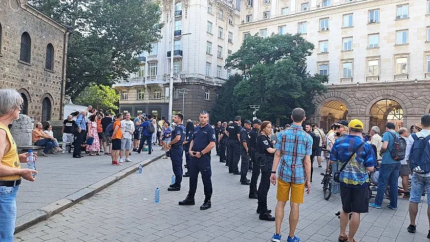 Протестъри искат импийчмънт на Радев, други - референдум за лева