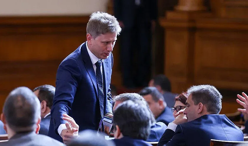 Депутат сменя работата, парламентът го пусна да върви