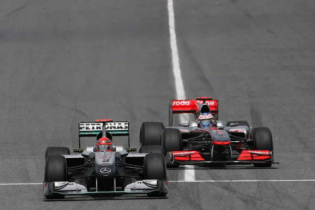 Шапмион от Ф1 върти две красавици