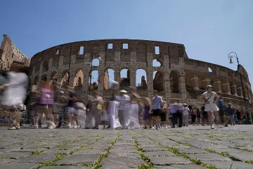 Нов вандал се отбеляза върху Колизеума. За почуда - не е българин