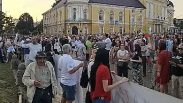 Протестърите вдигнаха юмруче и блокираха столицата