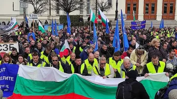 Голям протест в София! Полицаи под прозорците на Асен Василев