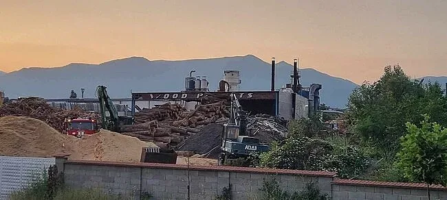 Пожар гори пелетна фабрика в казанлъшкото село Дунавци