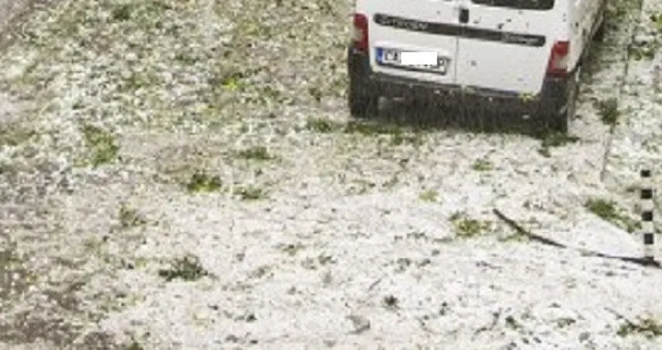 Насред адския пек! Леден ад се стовари върху наш град