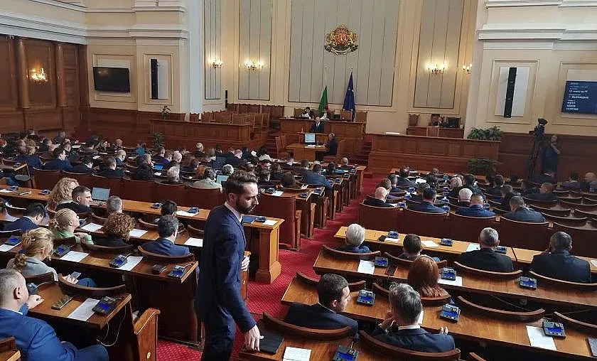 Парламентът започна с интриги и спорове, променят комисии