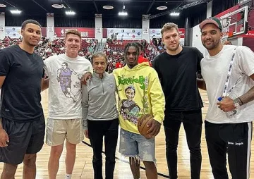 Най-важният човек в "Сакраменто Кингс" се снима с Везенков