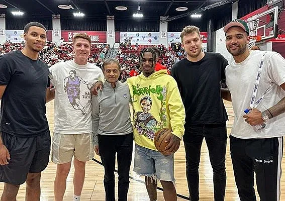 Най-важният човек в "Сакраменто Кингс" се снима с Везенков