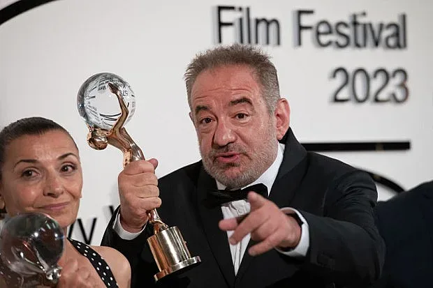 Триумф за Стефан Командарев.  Кристален глобус от Карлови Вари