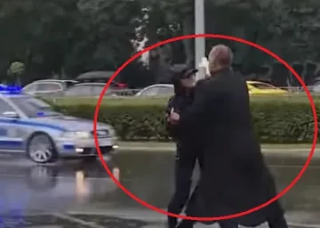 Свещеник нападна кортежа на Зеленски, оказа се известен