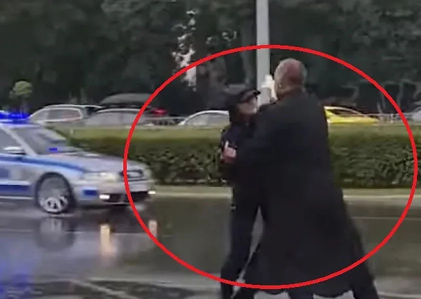 Свещеник нападна кортежа на Зеленски, оказа се известен