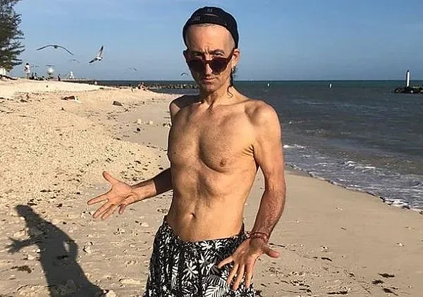 Дони смая мрежата! Певецът се снима чисто гол /СНИМКА/