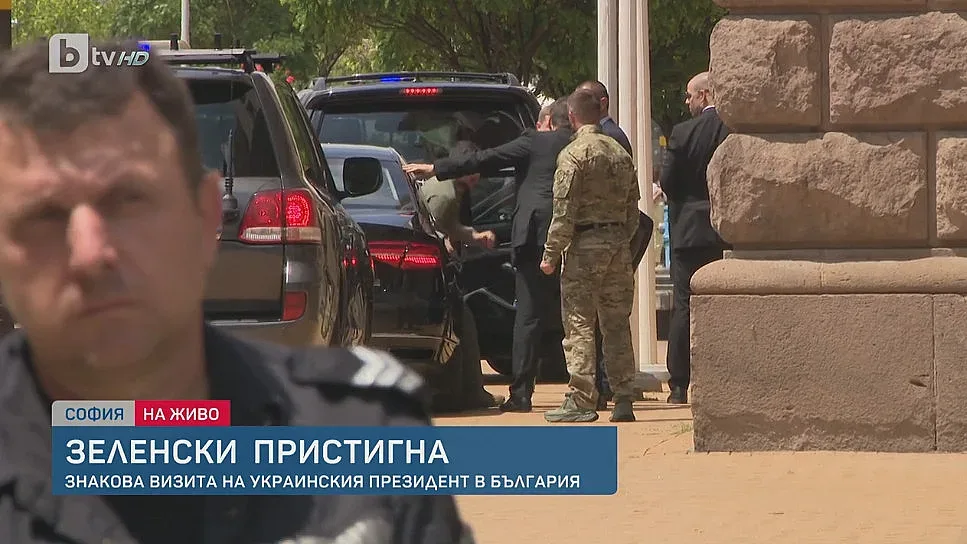 Възгласи "Зеленски" на входа на Министерски съвет