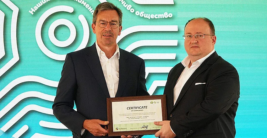 ОББ е първата компания у нас, която заменя виниловите билборди с иновативен рециклируем материал