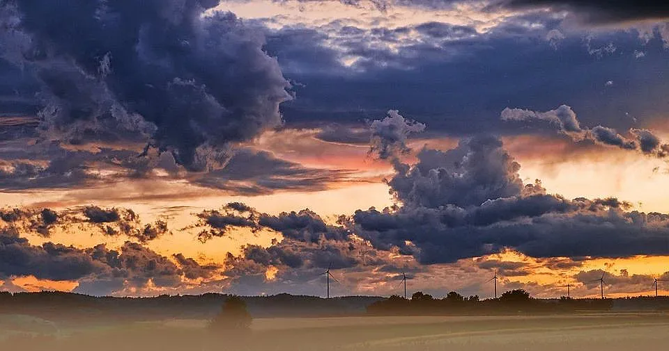 Времето се разваля мощно, вижте къде ще е опасно следобед