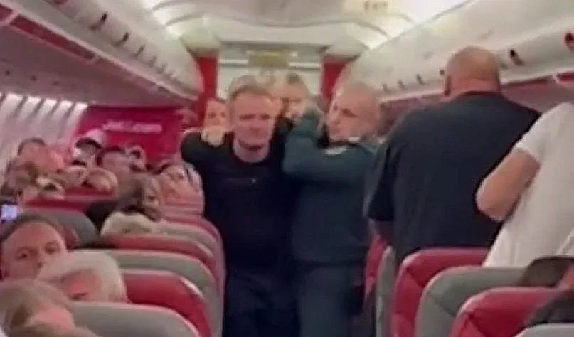 Пиян британец вилня по време на полет, наши полицаи го сгащиха