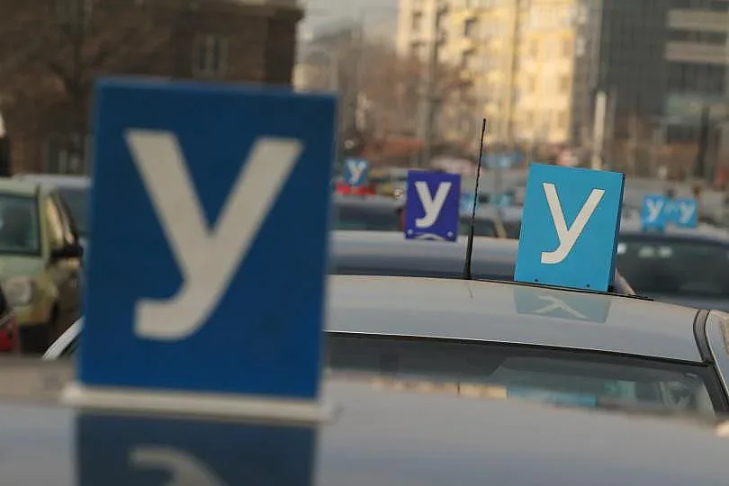 Министър Гвоздейков с важни новини за кандидат-шофьорите