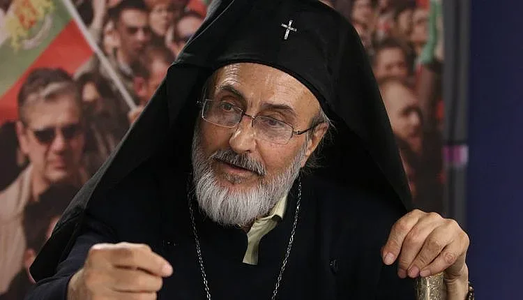 Помните ли Фори Светулката? Бащата на разкола си направи църква