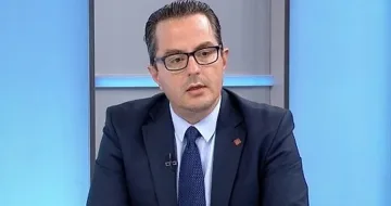 Бесен екшън в парламента. Летят обиди между "Възраждане" и Божанков