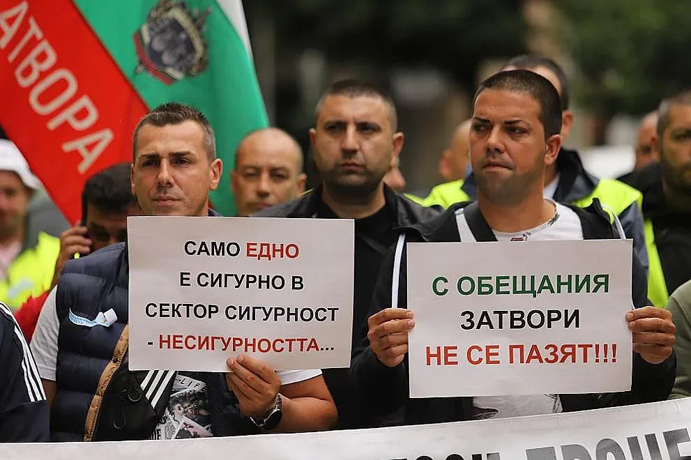 Служителите в МВР готвят протест за заплати, плашат със стачка